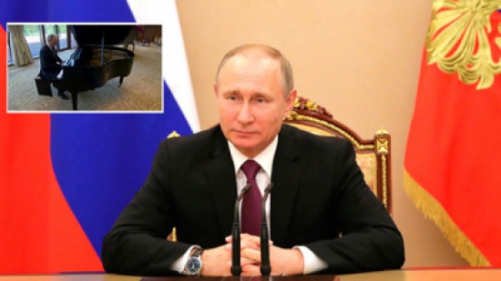 شاهد: بوتين يعزف على البيانو قبل لقائه رئيس الصين