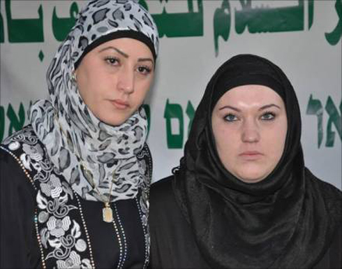 يهوديات يشهرن إسلامهن في المسجد الأقصى