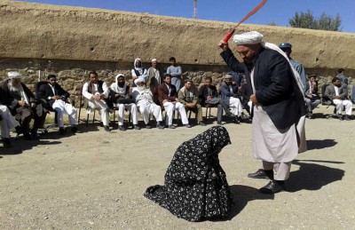 مائة جلدة على الملأ لرجل وامرأة أدينا بالزنا في أفغانستان مائة جلدة على الملأ لرجل وامرأة أدينا بالزنا في أفغانستان
