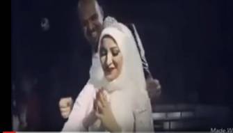 بالفيديو- عروس تعض عريسها وتمنعه من..؟ بالفيديو- عروس تعض عريسها وتمنعه من..؟