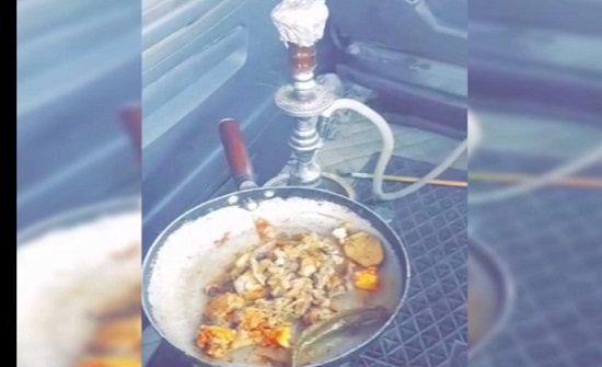 بالصور : ضبط سائقين قاما بتدخين الأرجيلة والطهي أثناء القيادة بالصور : ضبط سائقين قاما بتدخين الأرجيلة والطهي أثناء القيادة