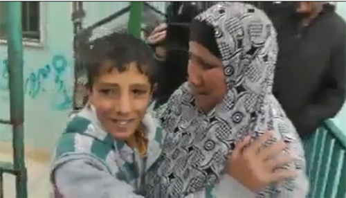 الإفراج عن الطفل الفلسطيني الذي اعتقلته قوات الإحتلال قبل أيام ( فيديو ) الإفراج عن الطفل الفلسطيني الذي اعتقلته قوات الإحتلال قبل أيام ( فيديو )