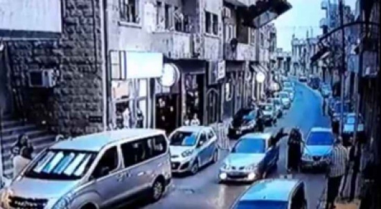 سبب صادم وراء اعتداء فتاة على أخرى في الشارع