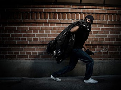 لص يفشل في السرقة بعد أن نصبت له ربة المنزل كمينًا لص يفشل في السرقة بعد أن نصبت له ربة المنزل كمينًا