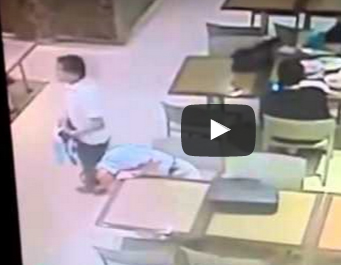 شاهد.. لصان ينفذان خطة ماكرة لسرقة رجل في مطعم