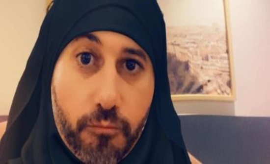 شاهد..أحمد السعدنى يهنئ جمهوره بحلول شهر رمضان «بالحجاب» وتعليقات ساخرة شاهد..أحمد السعدنى يهنئ جمهوره بحلول شهر رمضان «بالحجاب» وتعليقات ساخرة