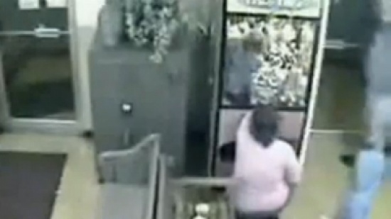 طفلة تتسلل إلى ماكينة ألعاب