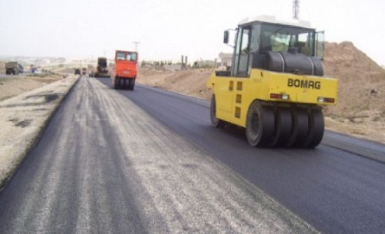 محافظ مادبا يتفقد مشروعات تعبيد الطرق والخلطات الاسفلتية