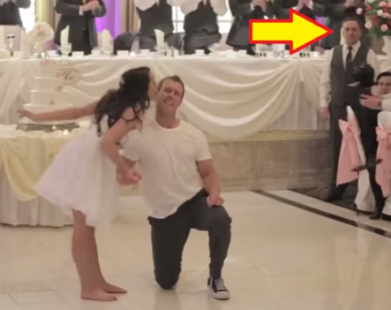 فيديو| شاهد إبنته ترقص في حفل زفاف فتصرف بطريقة غريبة! فيديو| شاهد إبنته ترقص في حفل زفاف فتصرف بطريقة غريبة!
