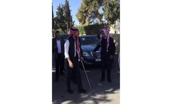 سبب ظهور الأمير الحسين متكئا على " عكاز " في السلط