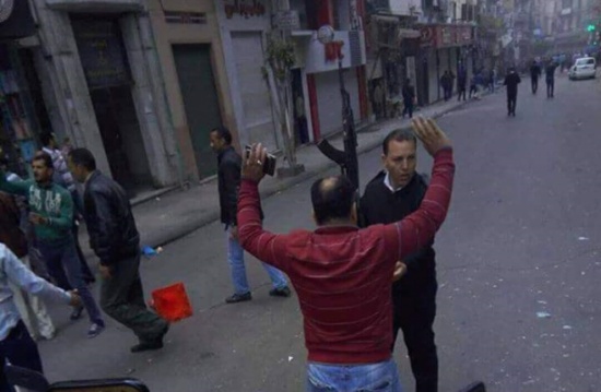 اللقطات الأولى للتفجير الذى حدث أمام الكنيسة المرقسية بالأسكندرية اللقطات الأولى للتفجير الذى حدث أمام الكنيسة المرقسية بالأسكندرية