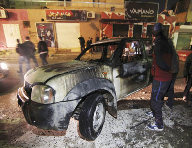 مجهولون يهاجمون مقر فضائية ليبية خاصة ويفجرون إحدى سيارات البث