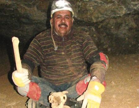 أردني يكتشف كهفاً أثرياً شمال الاردن عمره 5 ملايين عام أردني يكتشف كهفاً أثرياً شمال الاردن عمره 5 ملايين عام