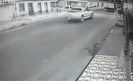 البرازيل : حادث تصادم مروع بين سيارة ودراجتين ناريتين (فيديو) البرازيل : حادث تصادم مروع بين سيارة ودراجتين ناريتين (فيديو)