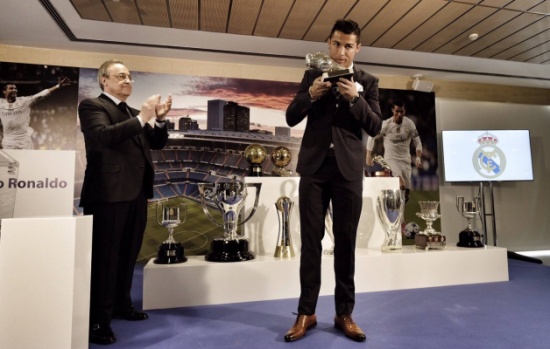 بالصور.. ريال مدريد يكرم رونالدو بمناسبة تجاوزه راؤول بالصور.. ريال مدريد يكرم رونالدو بمناسبة تجاوزه راؤول