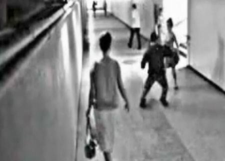 فتاة تلقن لص درساً قاسياً بالكاراتيه أمام الجميع