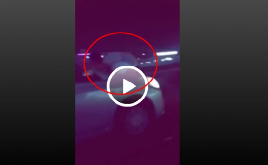 بالفيديو.. متهور في السعودية يقود سيارته بسرعة كبيرة وصديقه مُعلّق بمقدمتها بالفيديو.. متهور في السعودية يقود سيارته بسرعة كبيرة وصديقه مُعلّق بمقدمتها