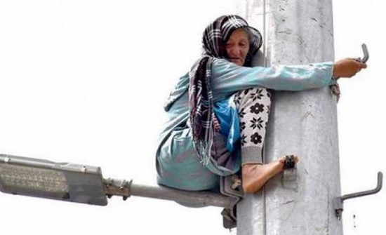 للمرة الثانية.. شاهد لحظة محاولة مسنة مغربية تجاوزت الـ90 عامًا الانتحار