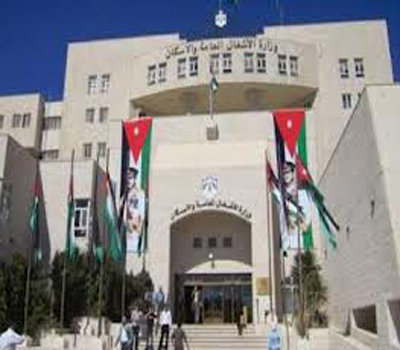 الأشغال العامة تواصل عملها في مناطق البادية الجنوبية الأشغال العامة تواصل عملها في مناطق البادية الجنوبية
