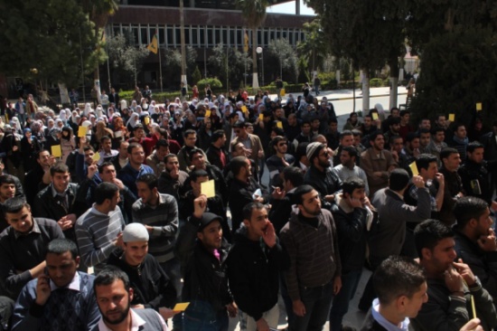 طلبة من " الأردنية " يعتصمون إحتجاجا على فصلهم لمدة فصل من الجامعة