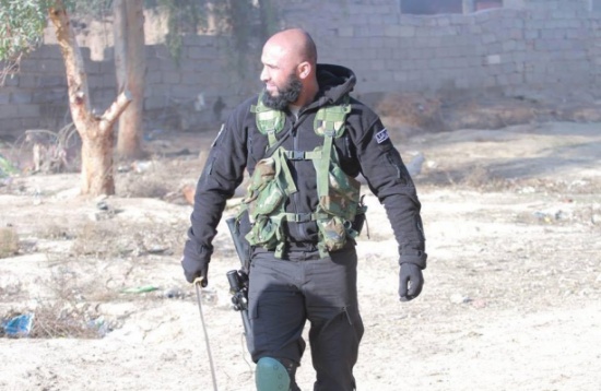 "أبو عزرائيل" يستعرض أسلحة متطورة في منزله "أبو عزرائيل" يستعرض أسلحة متطورة في منزله