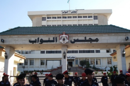 صحيفيو الرأي والدستور يعتصمون امام " النواب "