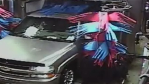 شاهد.. سائق غبي يحطم سيارته في مغسلة آلية