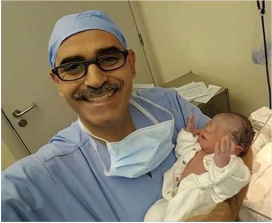 رضيع ولد وقت آذان المغرب فكان رافعاً يديه الى السماء - صورة