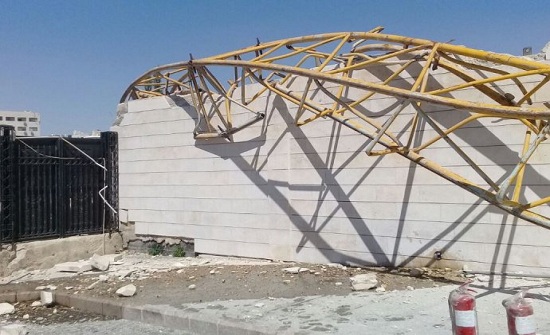 سقوط "رافعة العبدلي" يعطل نظام الطاقة الشمسية بـ "النواب" واضرار بالمبنى سقوط "رافعة العبدلي" يعطل نظام الطاقة الشمسية بـ "النواب" واضرار بالمبنى
