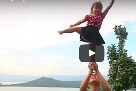 شاهد..  طفلة تلفت الانظار بحركاتها المذهلة