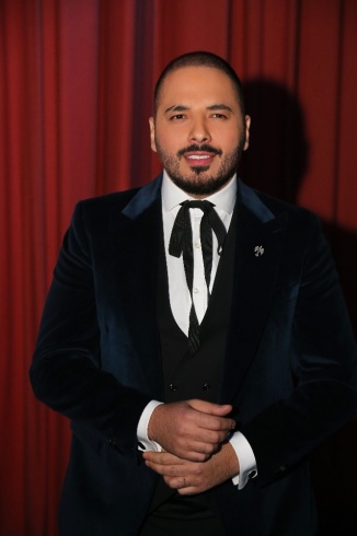 بالصور... معجبة تُعانق رامي عياش على المسرح وتُفاجئه! بالصور... معجبة تُعانق رامي عياش على المسرح وتُفاجئه!