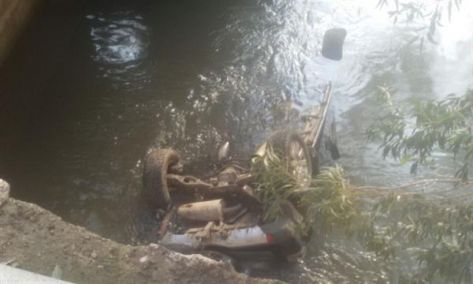 بالصور... سقوط مركبة داخلها عائلة في نهر الأردن