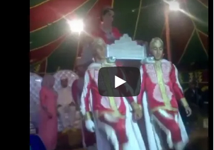 بالفيديو.. شباب يتسببون في سقوط مروع لعروس في حفل زفافها