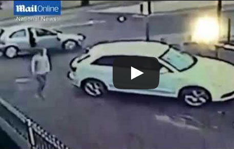 بالفيديو: سيدة بريطانية تمنع لصّاً من سرقة سيارتها