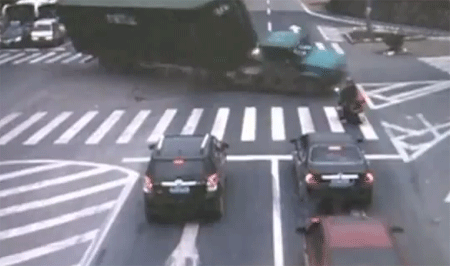 سائق ينجو بإعجوبة