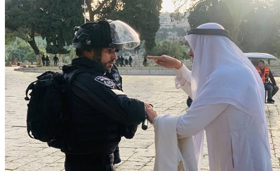 تحطيم حافلة مستوطنين ومرابطو الأقصى يتحدون الاحتلال تحطيم حافلة مستوطنين ومرابطو الأقصى يتحدون الاحتلال