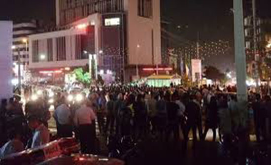 فيديو : الاحتجاجات تشعل ليل إيران.. ومتظاهرون يحاصرون "الباسيج"