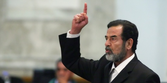 صورتان للشهيد صدام حسين تثيران جدلا واسعا في العراق صورتان للشهيد صدام حسين تثيران جدلا واسعا في العراق