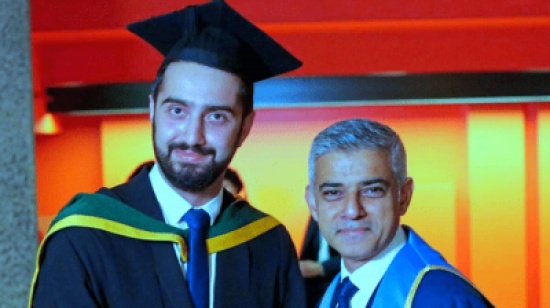 هذا السوري بالصورة مع عمدة لندن وصل لاجئا وأصبح طبيبا هذا السوري بالصورة مع عمدة لندن وصل لاجئا وأصبح طبيبا