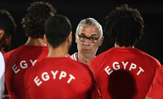 كوبر يتوقع مفاجأة ويرفض اسم "منتخب صلاح"