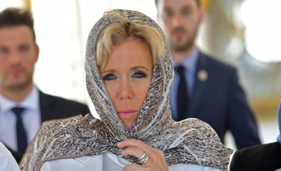 بالصور.. شاهد بريجيت ماكرون ترتدي الحجاب وتخلع الحذاء بالصور.. شاهد بريجيت ماكرون ترتدي الحجاب وتخلع الحذاء
