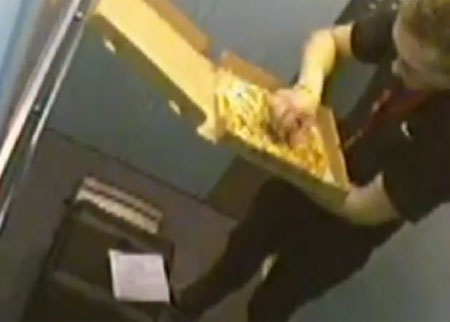 ماذا فعل عامل توصيل  البيتزا في الزبون