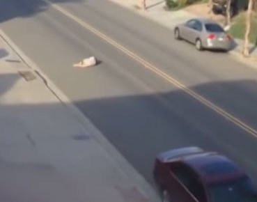 ثمل يخرج إلى الشارع و يثير المتاعب