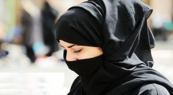 سعودية تقفز من "ليموزين" بعد تحرش السائق بها