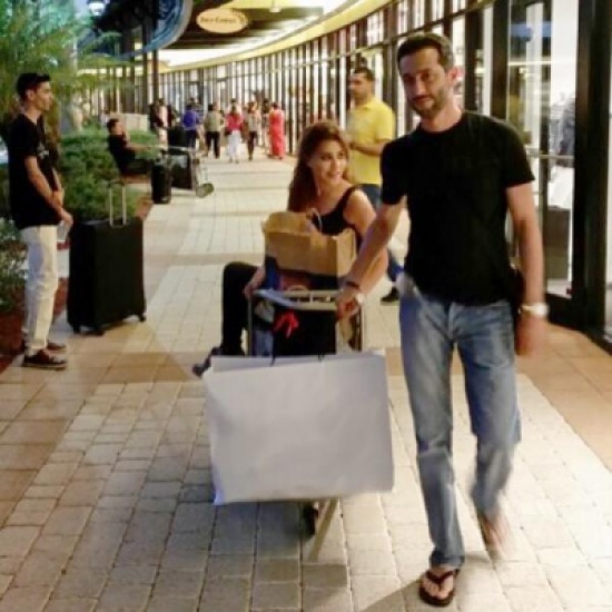 لقطة طريفة لنجوى كرم ومدير أعمالها