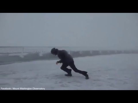 “فيديو”: عالم أرصاد جوية يطير في الهواء “فيديو”: عالم أرصاد جوية يطير في الهواء