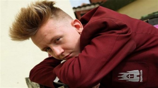 طالب يطرد من المدرسة بسبب تسريحة شعره