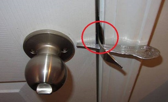 ضع شوكة فى باب المنزل.. النتيجة سوف تذهلك جدا!