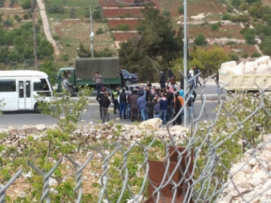 بالصور : ذوو طالب فصل من " عجلون الوطنية " يغلقون الطريق