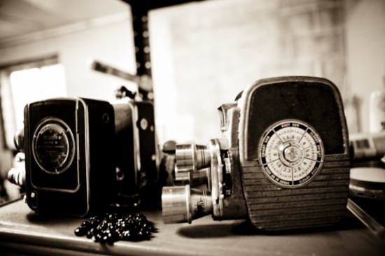 فلسطينيان يجمعان الكاميرات والصور القديمة لحفظ تاريخ وطنهم